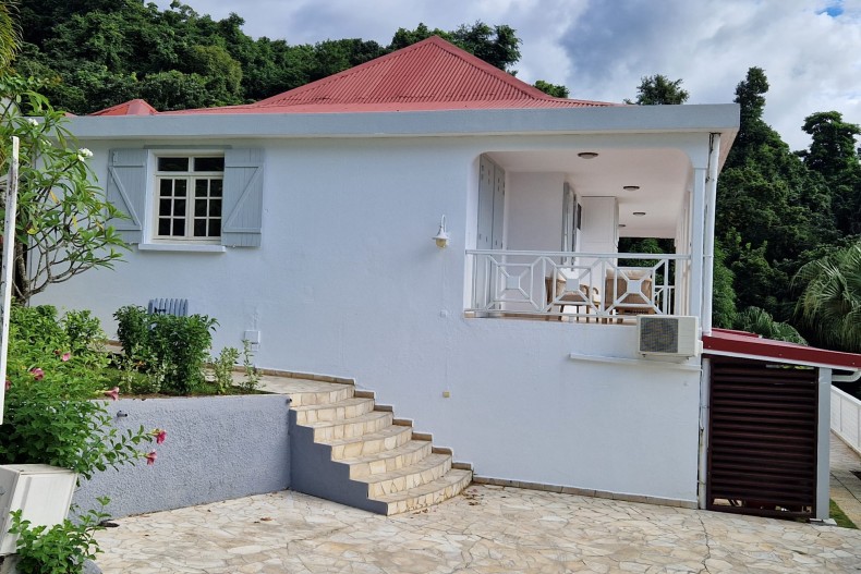 Appartement Piscine Hibiscus formule hotel - Accès à l'appartement Hibiscus piscine et zone parking